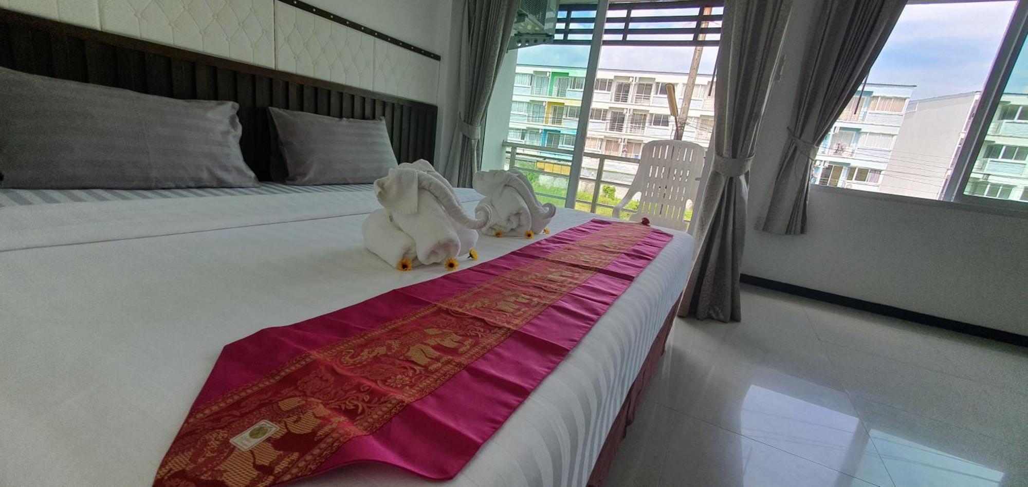 At Home Hotel Patong Esterno foto